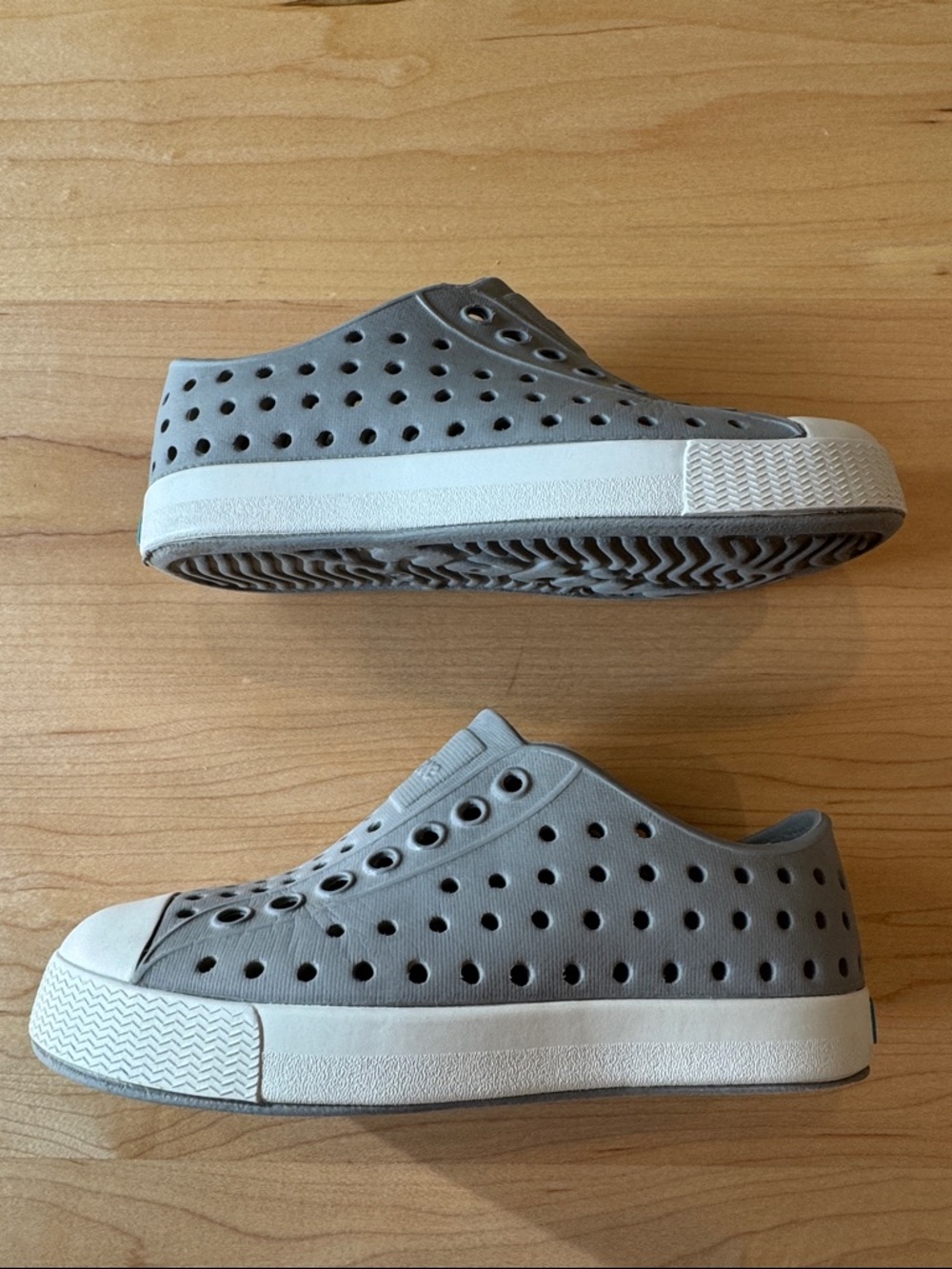 Native Jefferson Shoes 8 Kids Water Shoe in Silver Grey ✨  Natives 8 - Picture 4 of 6